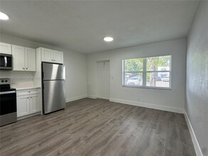 3660 NE 11th Ave in Oakland Park, FL - Building Photo - Building Photo