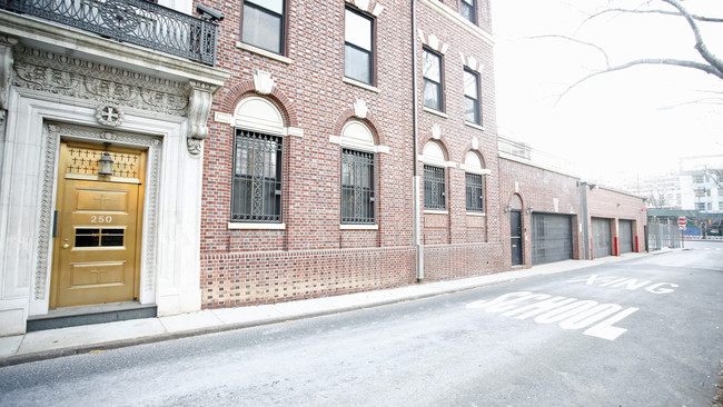 250 Cathedral Pl in Brooklyn, NY - Building Photo - Building Photo