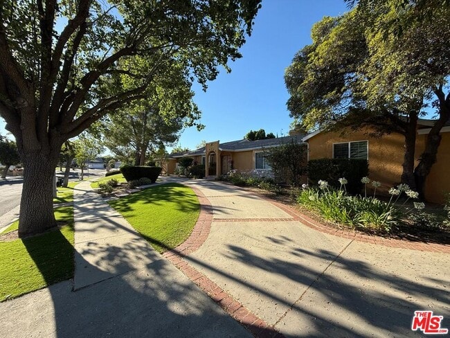 19730 Tuba St in Los Angeles, CA - Building Photo - Building Photo