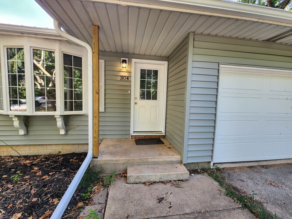 304 Dogwood St in Strafford, MO - Building Photo