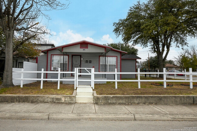 1731 E Carson St in San Antonio, TX - Building Photo - Building Photo