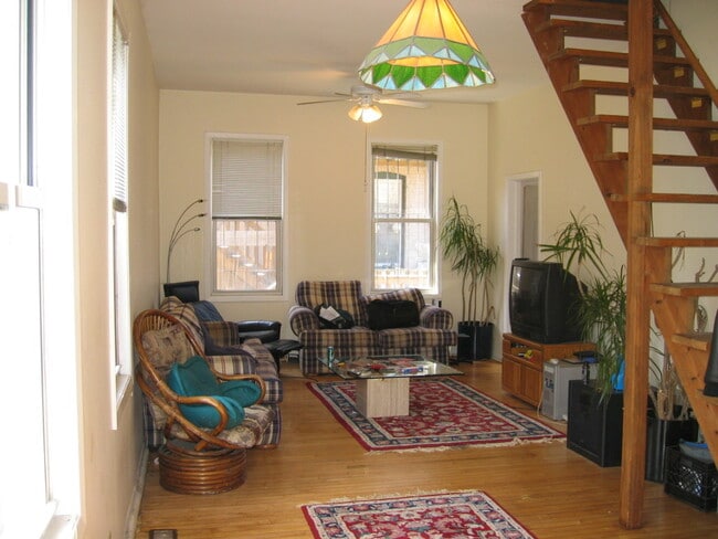 1639 N Claremont Ave, Unit Coach House in Chicago, IL - Building Photo - Building Photo