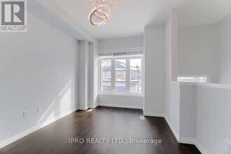 30-30 Times Square Blvd in Hamilton, ON - Building Photo - Building Photo