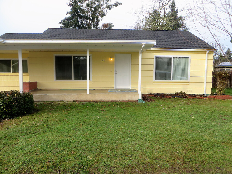 418 W Center St in Roseburg, OR - Building Photo