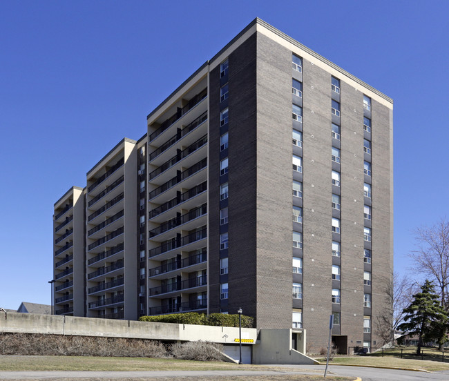 2400 Virginia Dr in Ottawa, ON - Building Photo - Building Photo