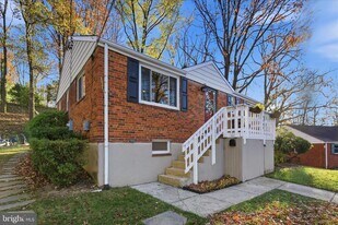 7203 Arthur Dr in Falls Church, VA - Building Photo