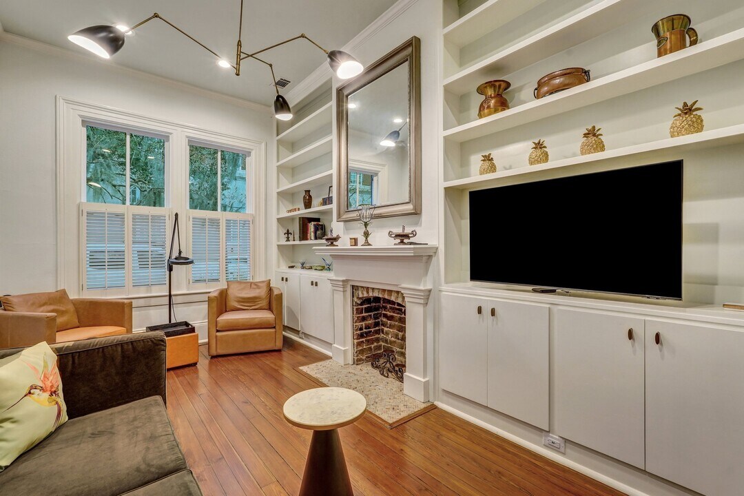 108 E Harris St in Savannah, GA - Building Photo