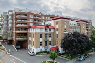 4700 Sainte-Catherine Rue O in Westmount, QC - Building Photo