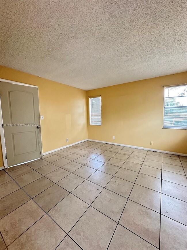 95 NE 41st St in Oakland Park, FL - Foto de edificio - Building Photo