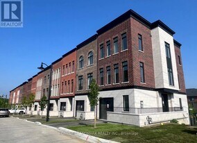 2 Chestnut Ct in Aurora, ON - Building Photo