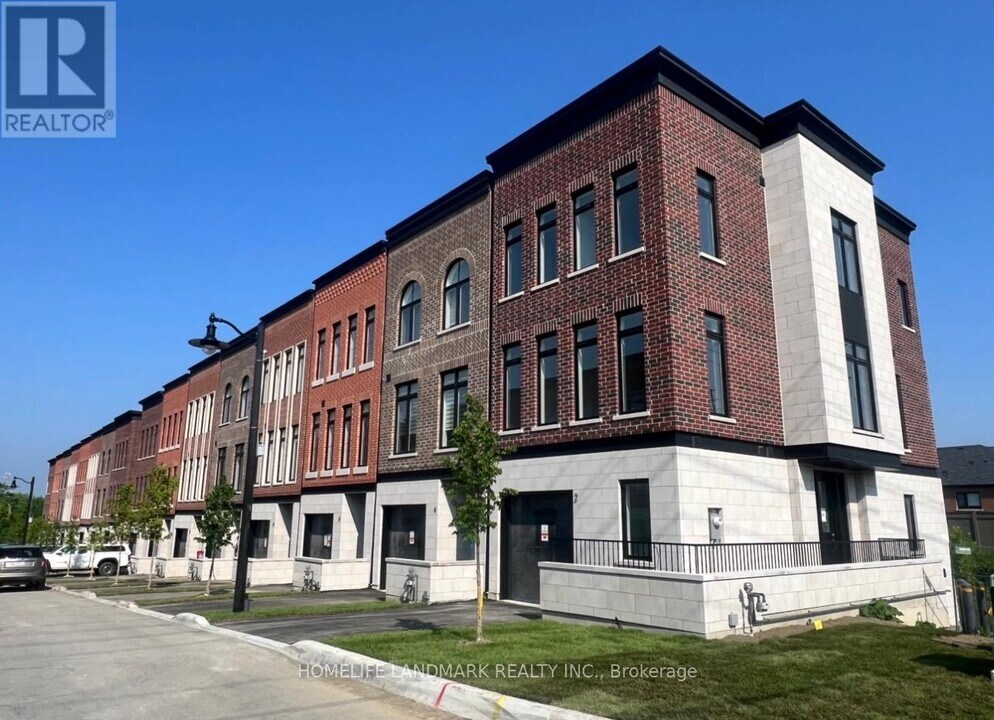 2 Chestnut Ct in Aurora, ON - Building Photo