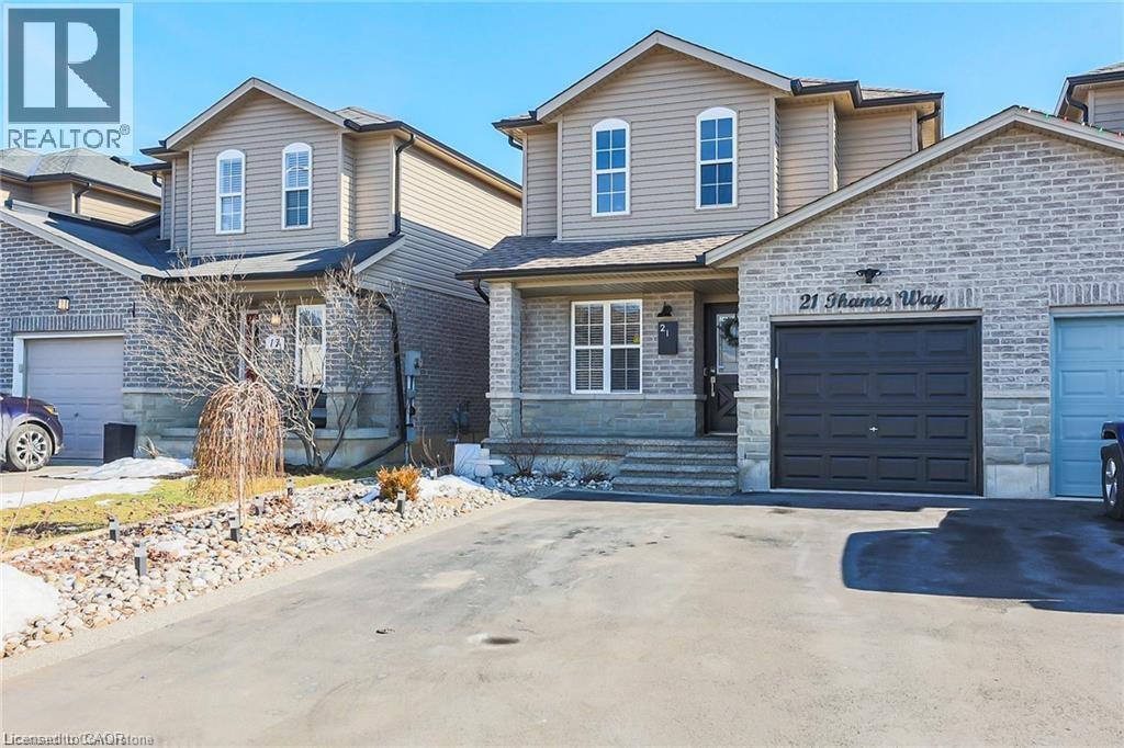 21 Thames Wy in Hamilton, ON - Building Photo