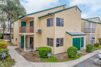 Lakeside Meadows in Lakeside, CA - Foto de edificio - Building Photo