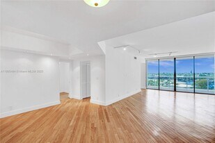 20281 E Country Club Dr in Aventura, FL - Building Photo