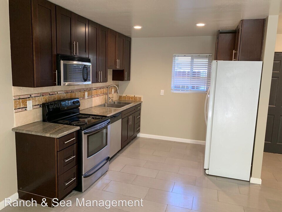 212 Oceanside Blvd in Oceanside, CA - Building Photo