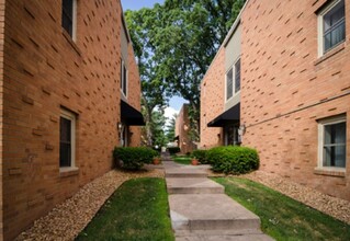 Robinwood Apartments in Minneapolis, MN - Foto de edificio - Building Photo