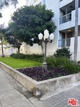 321 N Oakhurst Dr in Beverly Hills, CA - Building Photo - Building Photo