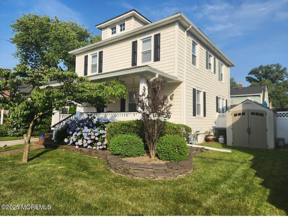 8 Bassett Pl in Red Bank, NJ - Building Photo