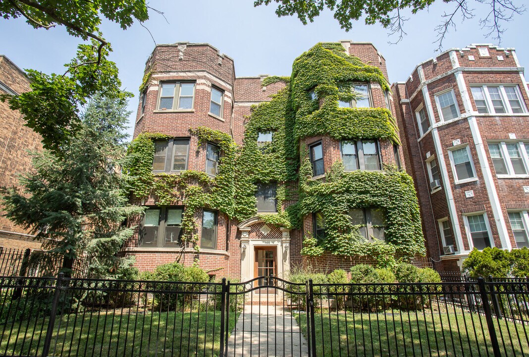 2048 W Fargo Ave in Chicago, IL - Foto de edificio