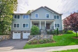 404 Columbus Ave in Harrison, NY - Building Photo