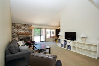 17467 Mt Henry St in Fountain Valley, CA - Foto de edificio - Building Photo