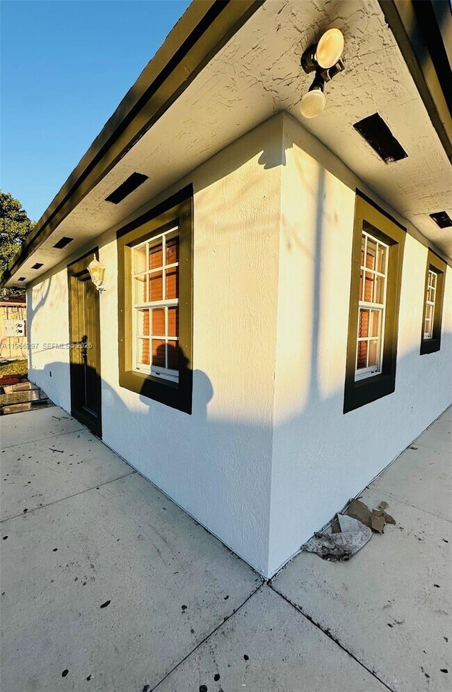 3252 NW 94th St in Miami, FL - Building Photo - Building Photo