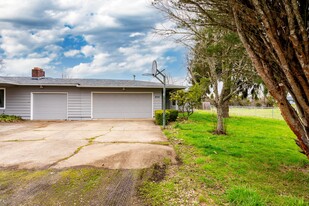 404 Hillview Dr in Lebanon, OR - Building Photo