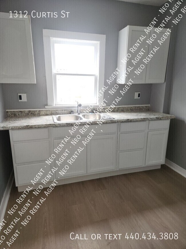 1312 Curtis St in Akron, OH - Building Photo - Building Photo