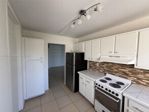952 NE 199th St in Miami, FL - Building Photo - Building Photo