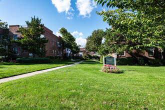 Lawrence Woods in Lawrence, NY - Building Photo - Building Photo