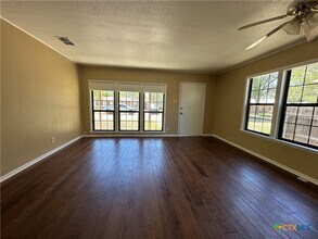 726 E Humphreys St in Seguin, TX - Building Photo - Building Photo