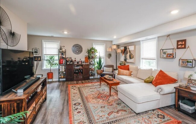 414 Woodlawn Ave, Unit 2