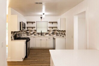 2321 Laverne Ave in Fayetteville, AR - Building Photo - Building Photo