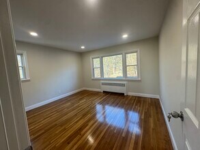 646 Fairview Ave, Unit Second Floor Unit in Fairview, NJ - Building Photo - Building Photo