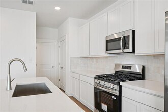 152 Hartson Dr in Taylor, TX - Building Photo - Building Photo