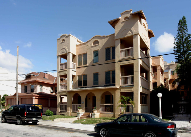 Temple Court in Miami, FL - Foto de edificio - Building Photo