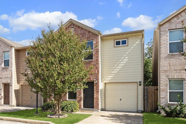 5114 Pinemont Pl in Houston, TX - Foto de edificio - Building Photo