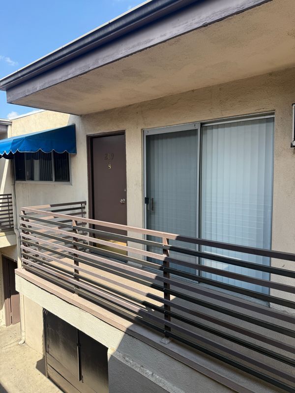 17801 Sherman Way in Reseda, CA - Building Photo - Building Photo