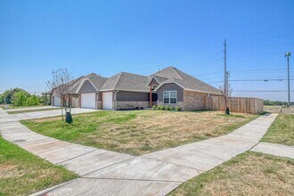 600 Smt Pt Ln in Norman, OK - Building Photo - Building Photo