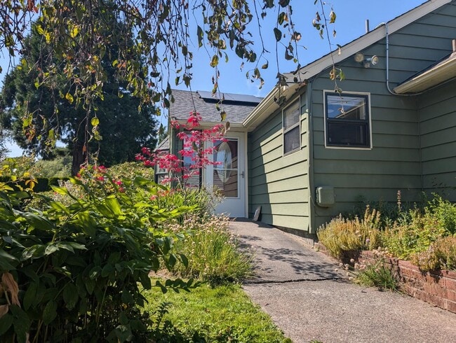 1740 Marine Dr in Bellingham, WA - Building Photo - Building Photo