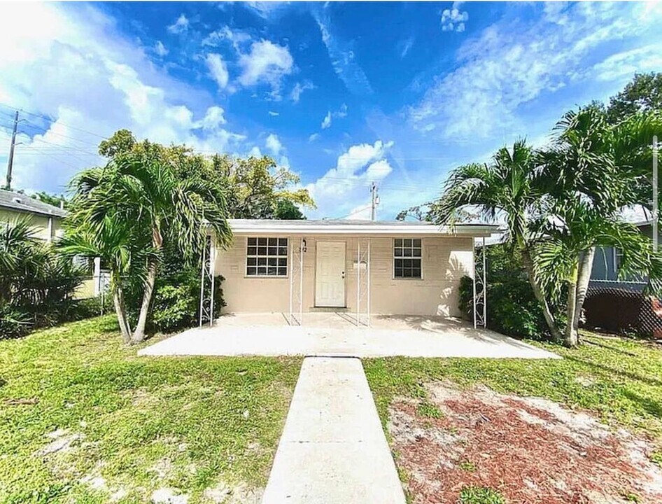 212 SW 2nd Terrace in Dania Beach, FL - Building Photo