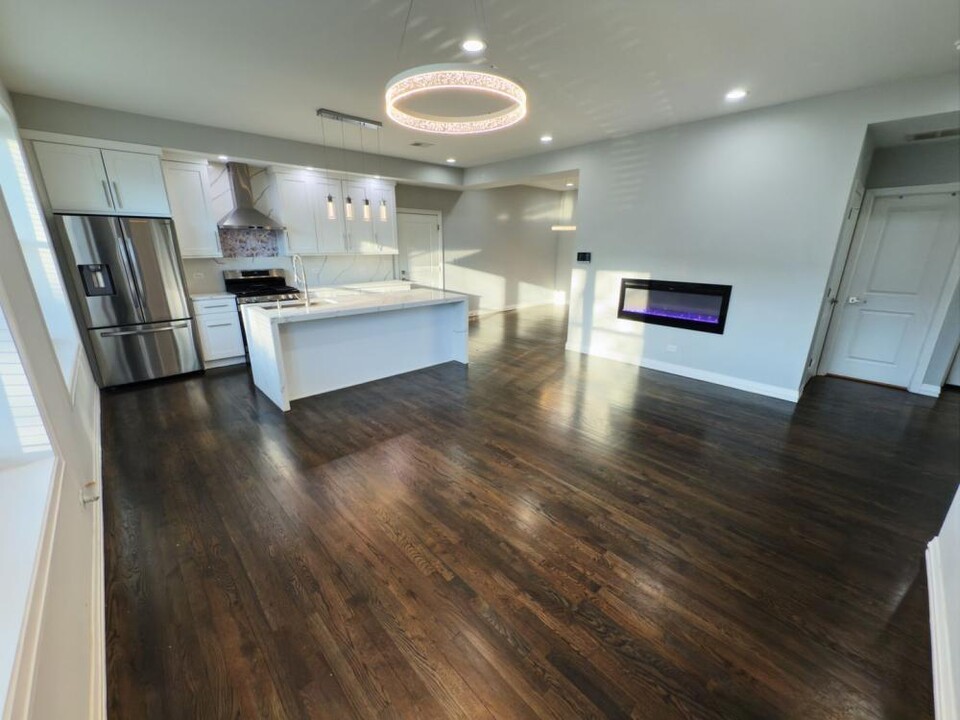 7427 W Addison St in Chicago, IL - Building Photo