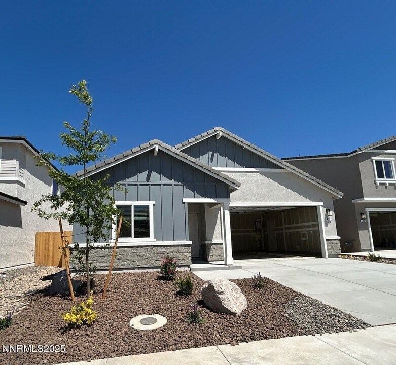 4372 Country Flats Wy in Sparks, NV - Foto de edificio