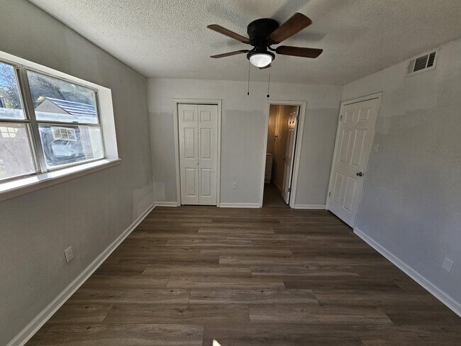 307 Hildred Ave in Conroe, TX - Building Photo - Building Photo