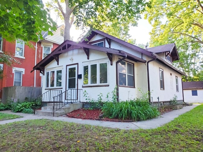 property at 1612 Thomas Pl N