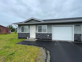 1550 N Tinitun Cir in Wasilla, AK - Building Photo