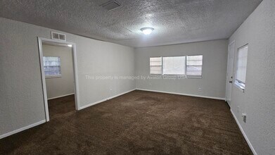 9658 Gibson Ave in Jacksonville, FL - Foto de edificio - Building Photo