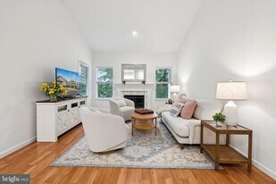 13085 Autumn Woods Way, Unit 305 in Fairfax, VA - Building Photo