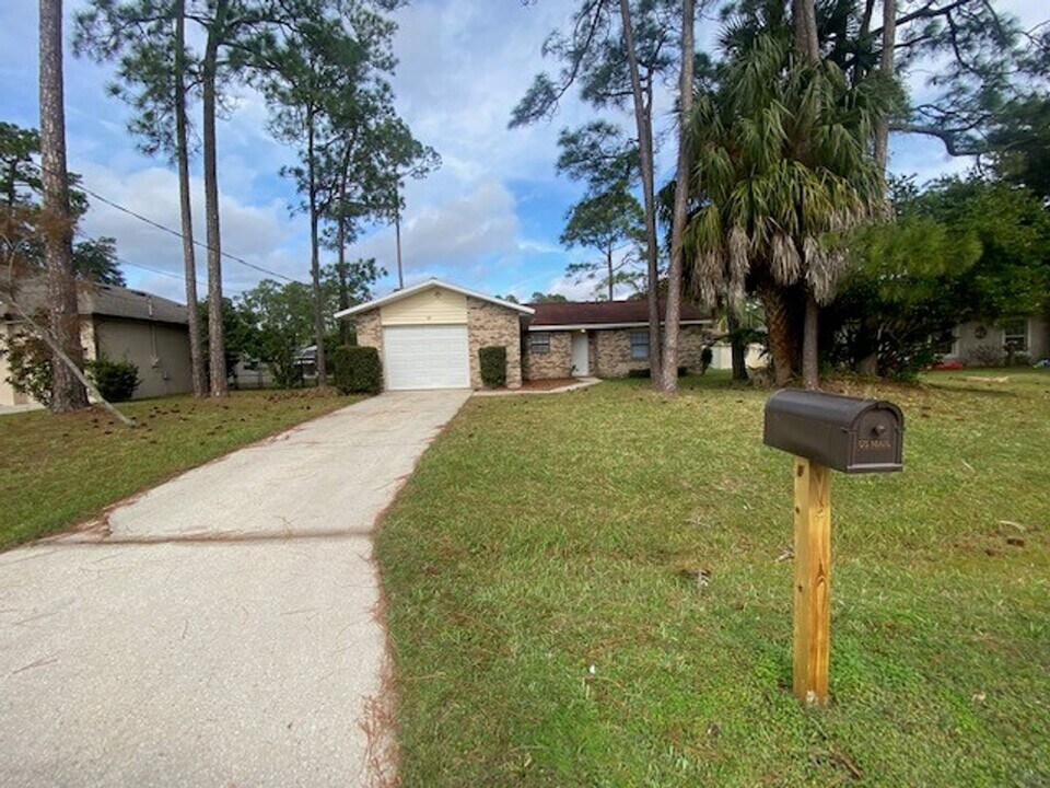 19 Woodston Ln in Palm Coast, FL - Building Photo