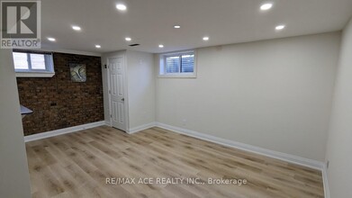 40 Jacwin Dr in Ajax, ON - Building Photo - Building Photo